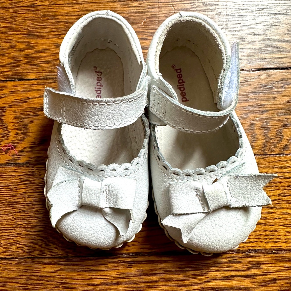 Pedi ped - Betty original leather white shoes w/bow size 4.5